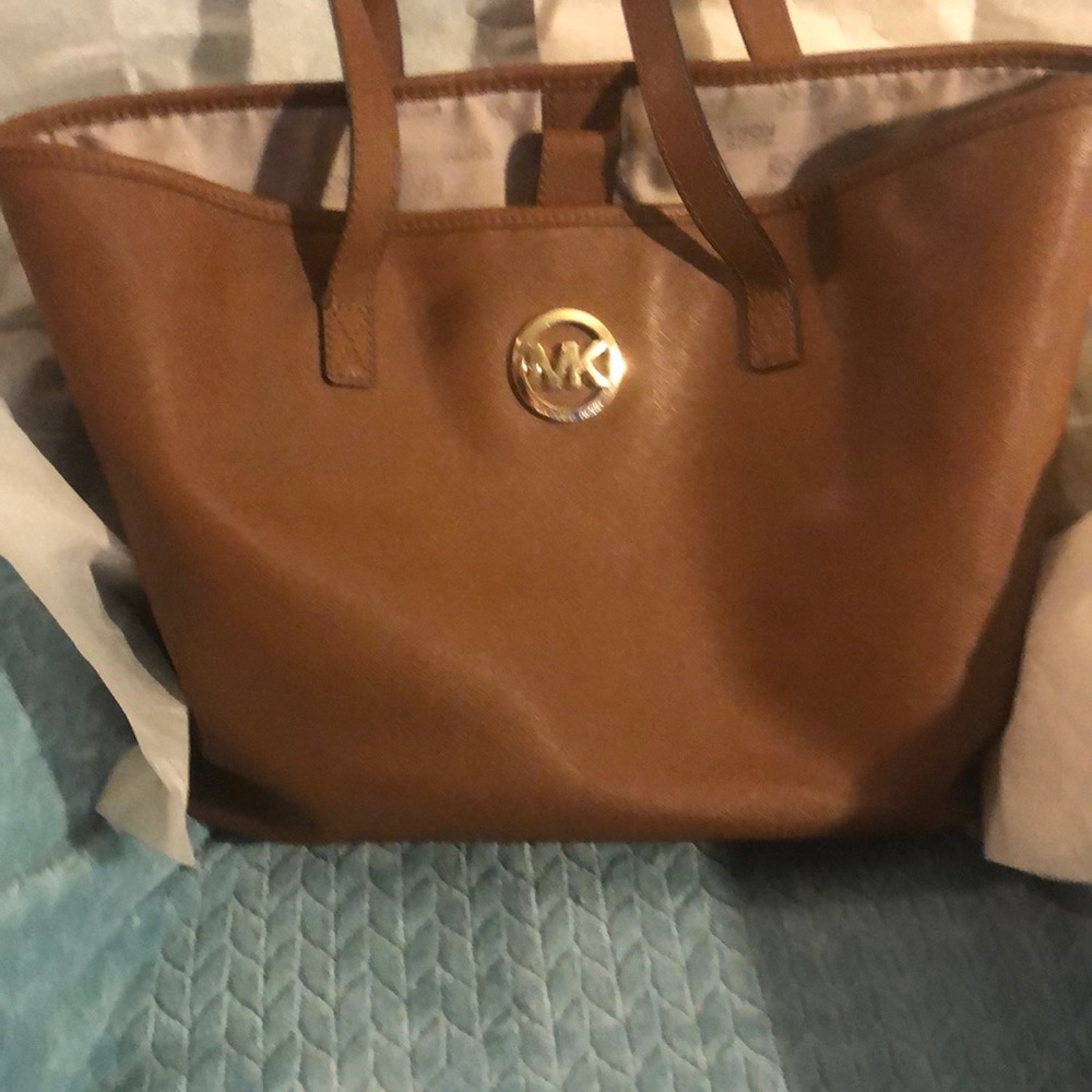 Preloved Michael Kors Large tote bag- snap closure - gold accent